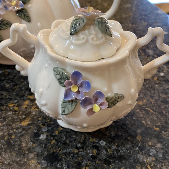 Vintage Tea Set. Teapot (lid missing) sugar bowl and tea cup. Made in China - Picture 2 of 6